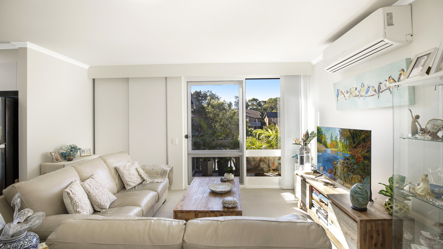 Bright and Sunny 2 bedroom Unit